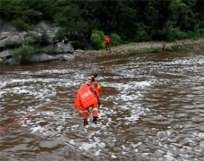 怀柔大雨沙河水猛涨致2名游客被困，消防架绳桥2小时救回